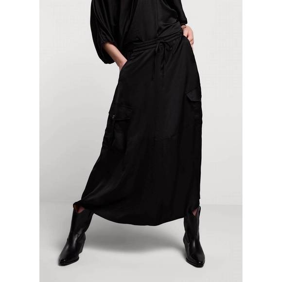NEW SUMMUM silky touch skirt in black